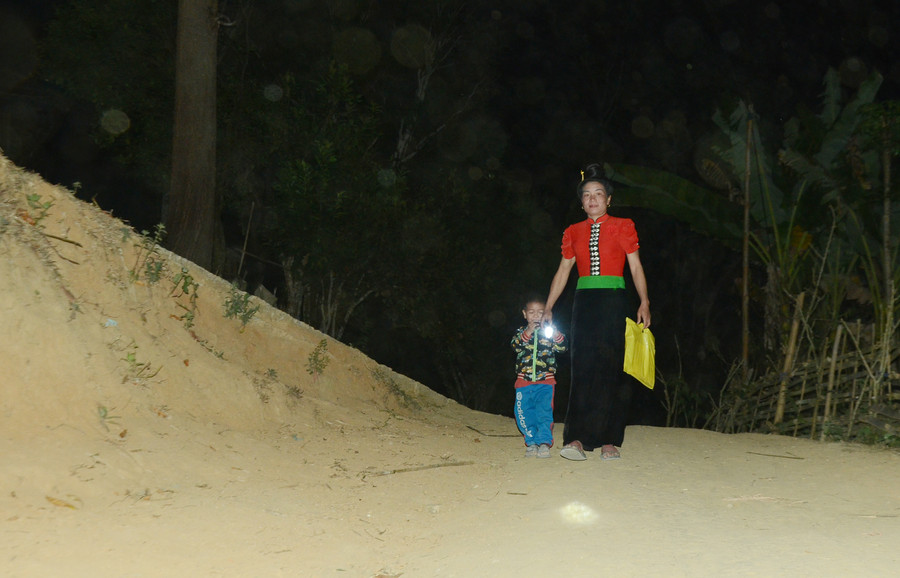 Học viên lớp xóa mù chữ rọi đèn pin đến lớp vào mỗi tối. Học viên lớp xóa mù chữ rọi đèn pin đến lớp vào mỗi tối.