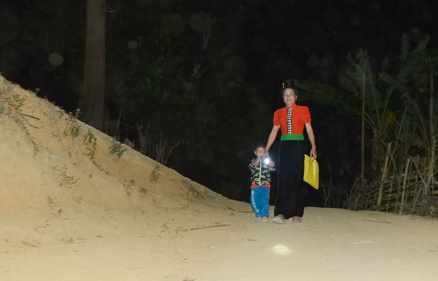 Học viên lớp xóa mù chữ rọi đèn pin đến lớp vào mỗi tối.