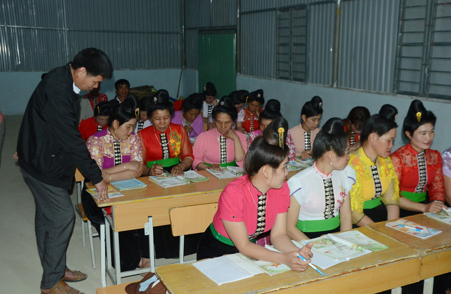 Thầy giáo cùng tham gia hỗ trợ lớp xóa mù với cô Oanh là người địa phương nên dễ dàng hiểu, trao đổi với học viên. Thầy giáo cùng tham gia hỗ trợ lớp xóa mù với cô Oanh là người địa phương nên dễ dàng hiểu, trao đổi với học viên.