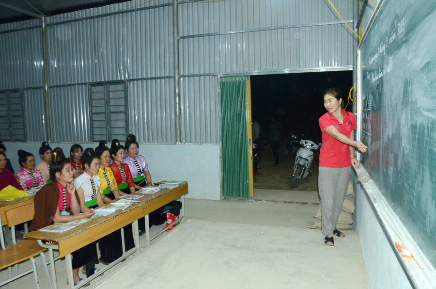 Cô giáo Đinh Thị Oanh và các học viên lớp xóa mù chữ tại bản Na Cai, xã Mường Luân, huyện Điện Biên Đông, tỉnh Điện Biên. Cô giáo Đinh Thị Oanh và các học viên lớp xóa mù chữ tại bản Na Cai, xã Mường Luân, huyện Điện Biên Đông, tỉnh Điện Biên.