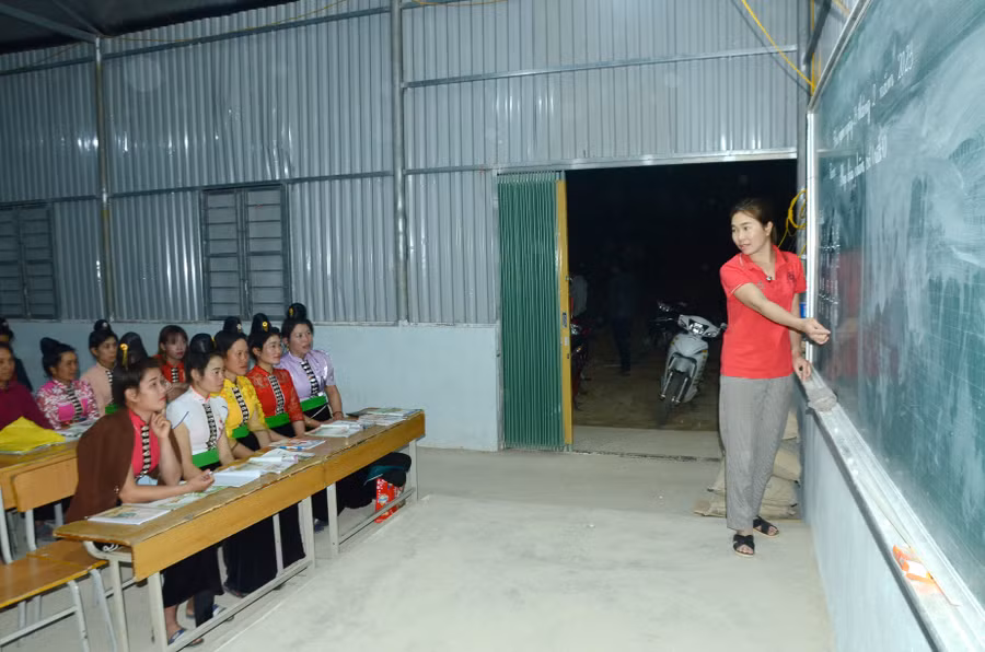 Cô giáo Đinh Thị Oanh và các học viên lớp xóa mù chữ tại bản Na Cai, xã Mường Luân, huyện Điện Biên Đông, tỉnh Điện Biên.