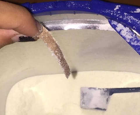 Miếng gạc bẩn nằm trong hộp sữa trẻ em