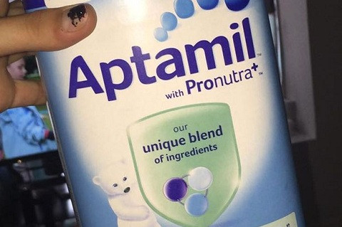 Người mẹ tức giận khi phát hiện băng dán dính máu trong sữa