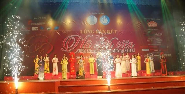 Tố Ny khuấy động đêm bán kết “Nữ sinh Việt Nam duyên dáng 2015“