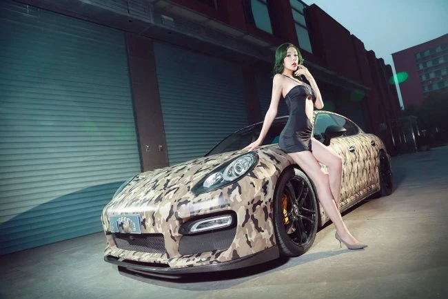 Ngắm chân dài sexy bên Panamera màu rằn ri