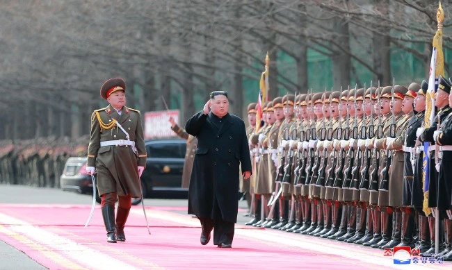 Lãnh đạo Kim Jong-un thăm quân đội nhân dân Triều Tiên nhân dịp kỷ niệm 71 năm ngày thành lập.