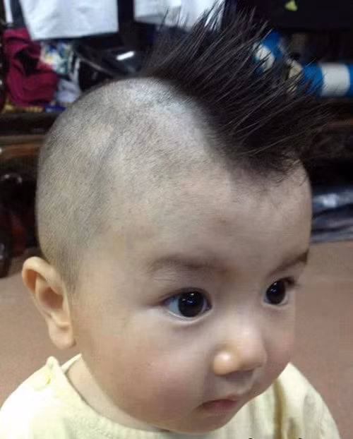 Không nên cạo trọc đầu cho trẻ. Ảnh minh họa.