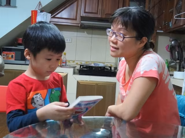 Cậu bé Thế Vinh và mẹ