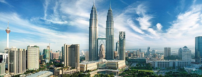 4. Kuala Lumpur, Malaysia: Thủ đô của Malaysia là nơi rất xứng đáng để ghé thăm, bởi có quá nhiều trải nghiệm thú vị. Kiến trúc tại thành phố pha trộn giữa vẻ cổ kính và nét hiện đại. Những điểm du lịch chính là khu China Town, tòa tháp đôi, hang động Buta và khu chợ trung tâm. 
