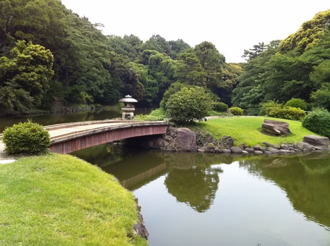 10. Vườn thiên nhiên Shinjuku Gyoen, Nhật Bản: Đây là một khu công viên tuyệt đẹp nằm ở Tokyo. Khu vườn lần đầu hoàn thành vào năm 1772, nhưng kiến trúc ngày nay của nó hoàn thành vào năm 1906. Khu vườn rộng 50,3 ha với hơn 20.000 loài cây. Bên trong khu Greenhouse có hơn 1700 loài thực vật nhiệt đới và cận nhiệt đới có thể chiêm ngưỡng. 
