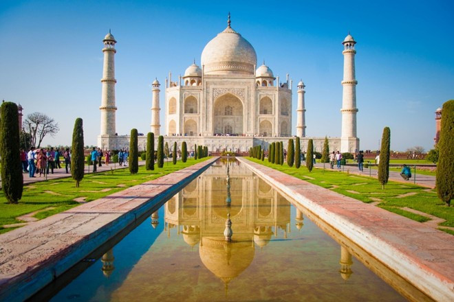 8. Taj Mahal, Ấn Độ: Năm 1632, một hoàng đế đã bắt đầu xây dựng một đền thờ Hồi Giáo để tưởng nhớ người vợ quá cố của mình. Ngôi đền được hoàn thành vào năm 1648 và trở thành viên ngọc quý của cộng đồng Hồi Giáo tại Ấn Độ. Tại đây có những khu vườn tuyệt đẹp, tượng trưng cho vườn địa đàng hoặc thiên đường của trái đất.