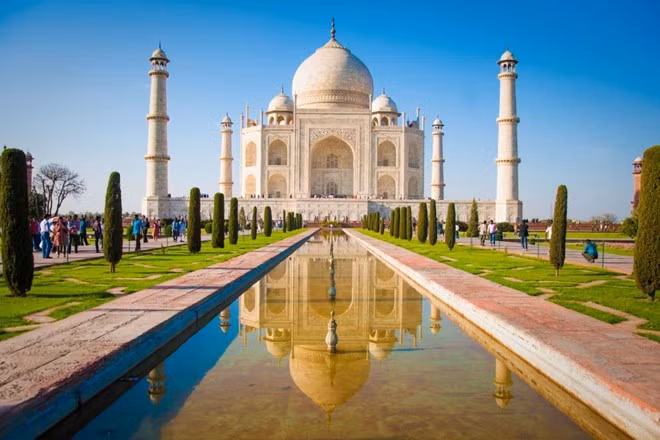 8. Taj Mahal, Ấn Độ: Năm 1632, một hoàng đế đã bắt đầu xây dựng một đền thờ Hồi Giáo để tưởng nhớ người vợ quá cố của mình. Ngôi đền được hoàn thành vào năm 1648 và trở thành viên ngọc quý của cộng đồng Hồi Giáo tại Ấn Độ. Tại đây có những khu vườn tuyệt đẹp, tượng trưng cho vườn địa đàng hoặc thiên đường của trái đất.