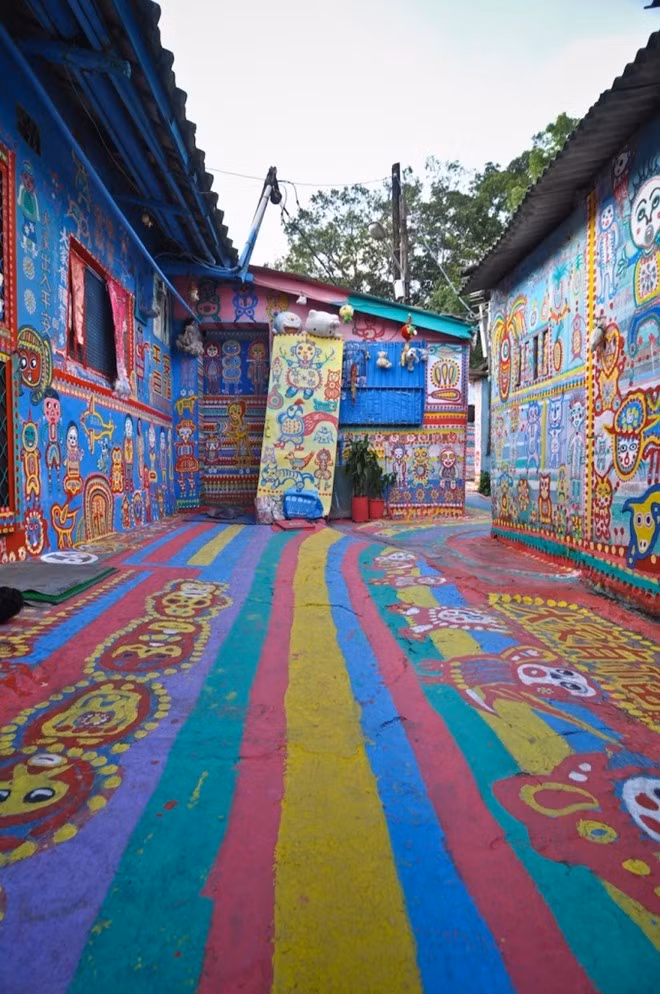 7. Ngôi Làng Rainbow Family, Đài Loan: Một thời gian ngắn trước đây, một họa sĩ già đã bắt đầu vẽ, tên của ông là Huang Yung-Fu, còn gọi là Grandpa Rainbow. Sống trong một ngôi làng phụ thuộc quân đội, một ngày kia ông quyết định làm cho ngôi làng sống động hơn. Ngôi làng là một nơi tuyệt đẹp đi kèm với một câu chuyện độc đáo, tới đây bạn sẽ nhanh chóng yêu thích những màu sắc ghi đậm dấu ấn trong trái tim của bạn.