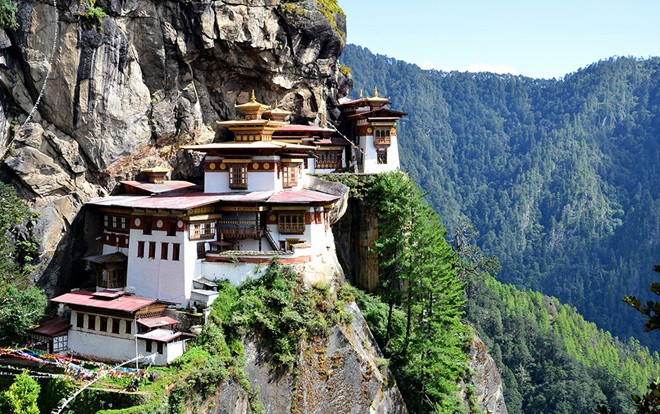 1. Đền Tiger’s Nest, Bhutan: Còn có tên khác là Taktsang, đây là một tu viện linh thiêng xây dựng trên vách núi đá cao hơn 900 mét phía trên thung lũng Garo. Theo truyền thuyết của người Bhutan, cách đây 1300 năm, Liên Hoa Sinh (Guru Rinpoche) đã cưỡi hổ bay về đây để truyền dạy đạo Phật cho người Bhutan. Lý do khiến bạn nhất định phải tới đây bởi vị trí độc đáo của ngôi đền, cùng phong cảnh có một không hai như muốn thôi miên du khách. Chính truyền thuyết bên lề của nơi này cũng khiến nó trở nên huyền bí, xứng đáng để bạn đặt chân tới đây.