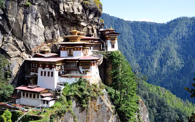 1. Đền Tiger’s Nest, Bhutan: Còn có tên khác là Taktsang, đây là một tu viện linh thiêng xây dựng trên vách núi đá cao hơn 900 mét phía trên thung lũng Garo. Theo truyền thuyết của người Bhutan, cách đây 1300 năm, Liên Hoa Sinh (Guru Rinpoche) đã cưỡi hổ bay về đây để truyền dạy đạo Phật cho người Bhutan. Lý do khiến bạn nhất định phải tới đây bởi vị trí độc đáo của ngôi đền, cùng phong cảnh có một không hai như muốn thôi miên du khách. Chính truyền thuyết bên lề của nơi này cũng khiến nó trở nên huyền bí, xứng đáng để bạn đặt chân tới đây.