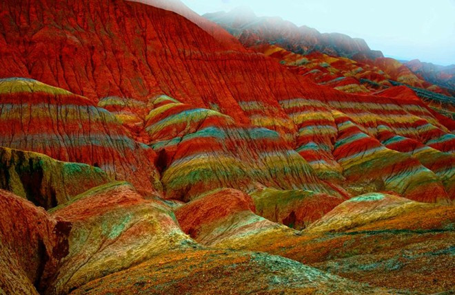 6. Núi đá vôi Danxia, Trung Quốc: Ngọn núi đa màu sắc tuyệt đẹp chỉ có duy nhất tại Trung Quốc, được hình thành từ đá sa thạch đỏ cùng lực địa chất mạnh mẽ. Ngọn núi đã được thêm vào danh sách di sản văn hóa thế giới vào năm 2010. 