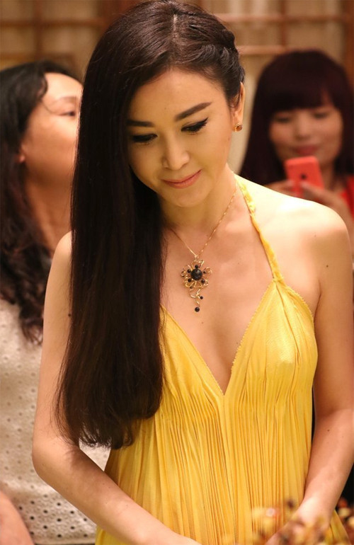 Ôn Bích Hà khoe thân hình nuột nà tuổi 49 ảnh 2 on-bich-ha-6-5813-1432601617.jpg