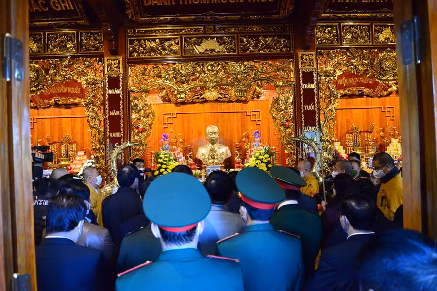 Lãnh đạo, nhân dân Điện Biên dâng hương Đại tướng Võ Nguyên Giáp.