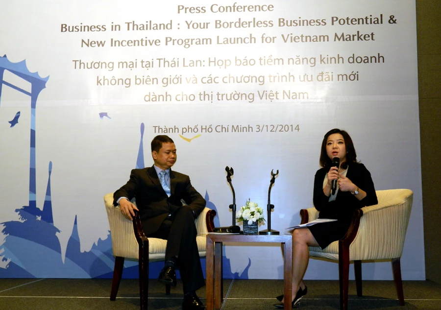Bà Jaruwan Suwannasat, Giám đốc Triển lãm và sự kiện của TCEB và ông Nguyễn Bá Vinh – đại diện TCEB tại VN trả lời báo chí