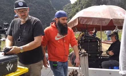 Đạo diễn Jordan Vogt-Roberts (áo đỏ) trên trường quay 