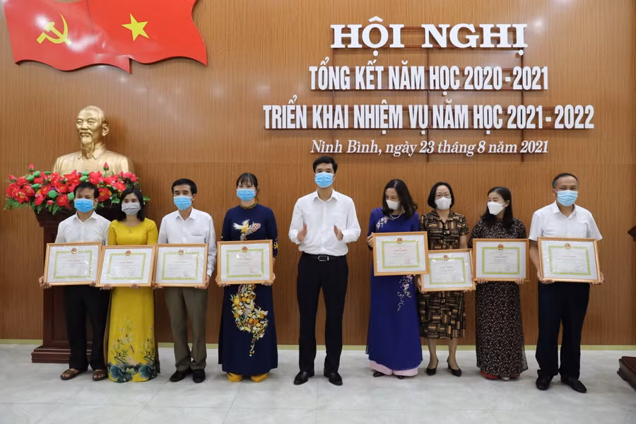 Ông Phan Thành Công- Giám đốc Sở GD&amp;ĐT Ninh Bình (đứng giữa)- khen tặng các giáo viên đã có những đóng góp xuất sắc trong thực hiện nhiệm vụ năm học 2020- 2021.