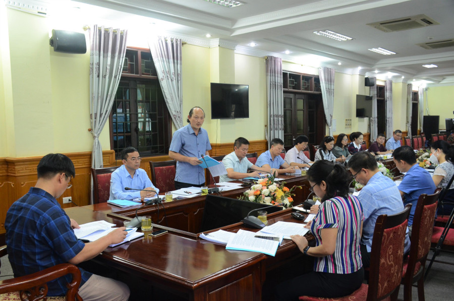 Ông Cù Huy Hoàn (thứ 3 bên phải) báo cáo tình hình thực hiện xây dựng trường chuẩn quốc gia tại địa phương. Ông Cù Huy Hoàn (thứ 3 bên phải) báo cáo tình hình thực hiện xây dựng trường chuẩn quốc gia tại địa phương.