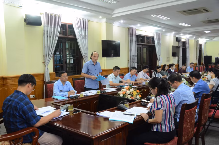 Ông Cù Huy Hoàn (thứ 3 bên phải) báo cáo tình hình thực hiện xây dựng trường chuẩn quốc gia tại địa phương.