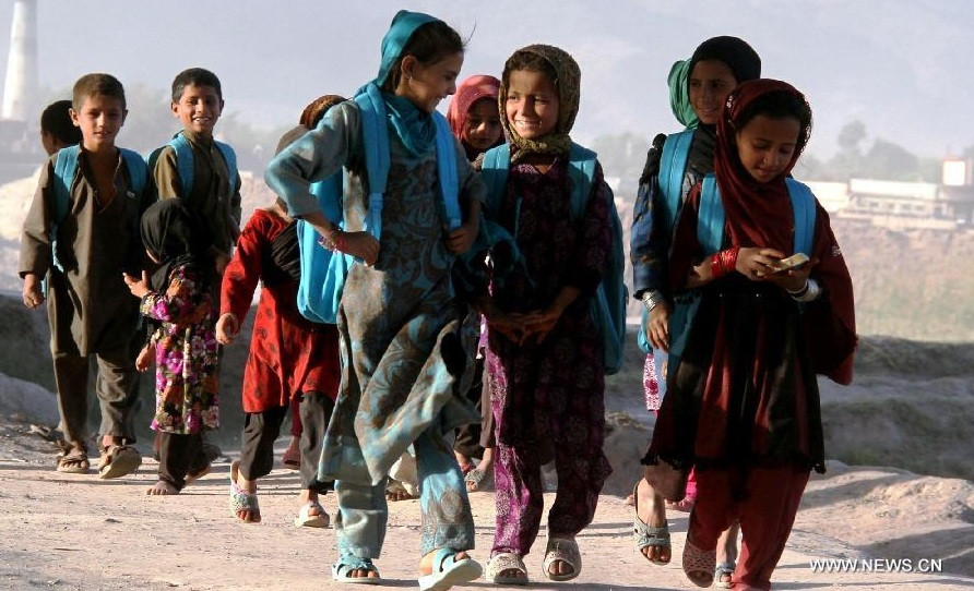 Nụ cười trên môi những em nhỏ khi được tới trường