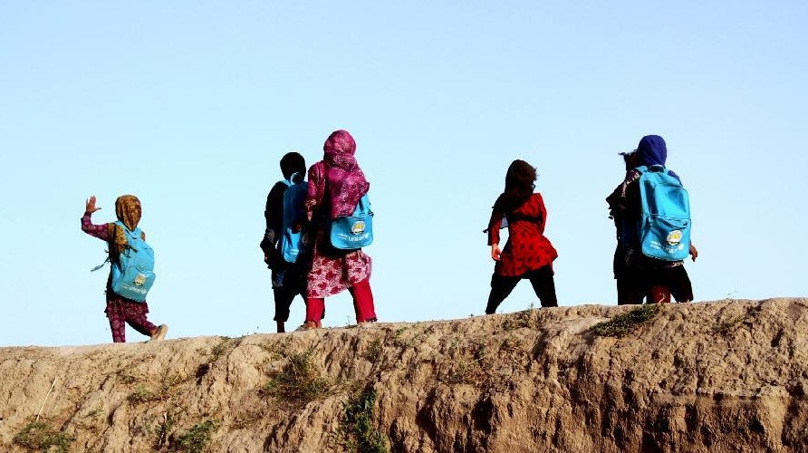 Trẻ đi tới trường ở Jalalabad, thủ phủ của Nangarhar, phía đông Afghanistan