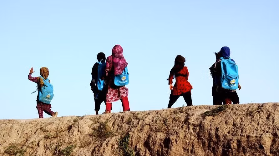 Trẻ đi tới trường ở Jalalabad, thủ phủ của Nangarhar, phía đông Afghanistan