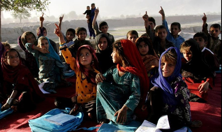 Lớp học ngoài trời ở Jalalabad