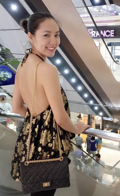 Bộ sưu tập phụ kiện tiền tỷ đồ sộ của Phương Linh ảnh 8 Phương Linh không ngại chi 4.900 USD (110 triệu đồng) để tậu phiên bản Reissue trẻ trung hơn của túi Chanel cổ điển.