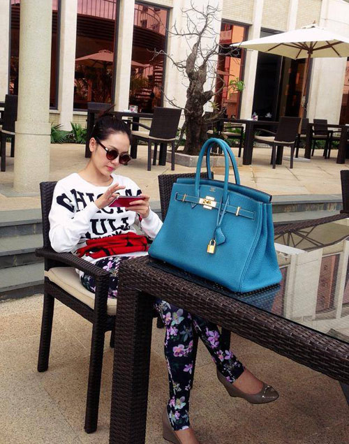 Bộ sưu tập phụ kiện tiền tỷ đồ sộ của Phương Linh ảnh 6 Cũng như nhiều người đẹp khác trong showbiz Việt, giọng ca gốc Hải Phòng sở hữu ít nhất một chiếc Hermes Birkin hơn 250 triệu đồng.