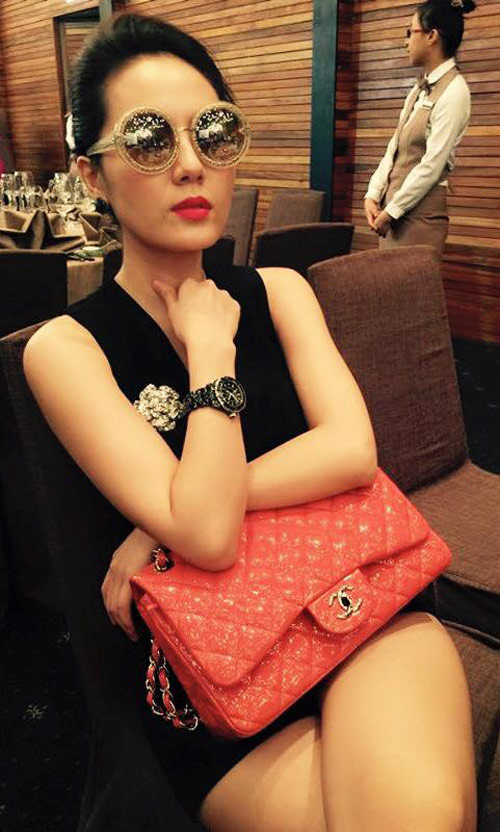 Bộ sưu tập phụ kiện tiền tỷ đồ sộ của Phương Linh ảnh 7 Túi Chanel 2.55 gam đỏ trở thành điểm nhấn ấn tượng trên nền trang phục đen. Nó được yết giá 4.500 USD (khoảng 100 triệu đồng). Chiếc cài áo đính đá hình bông hoa cũng thuộc thương hiệu danh tiếng nước Pháp.