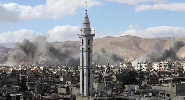 Khói bốc lên từ Đông Ghouta, ngoại ô Damascus, Syria