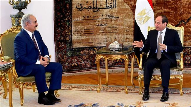 Tướng Haftar (trái) gặp TT Ai Cập Abdel Fattah el-Sisi ngày 14/4 tại Cairo. Tướng Haftar (trái) gặp TT Ai Cập Abdel Fattah el-Sisi ngày 14/4 tại Cairo.