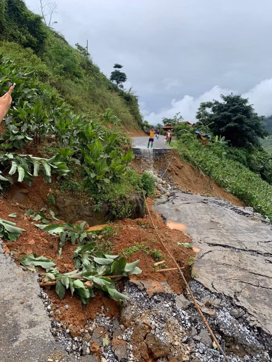 Các phương tiện không thể lưu thông theo hướng từ xã Nậm Nèn đi thị xã Mường Lay và ngược lại.