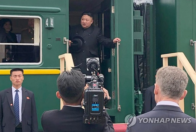 Chủ tịch Kim Jong-un bước xuống từ con tàu màu xanh