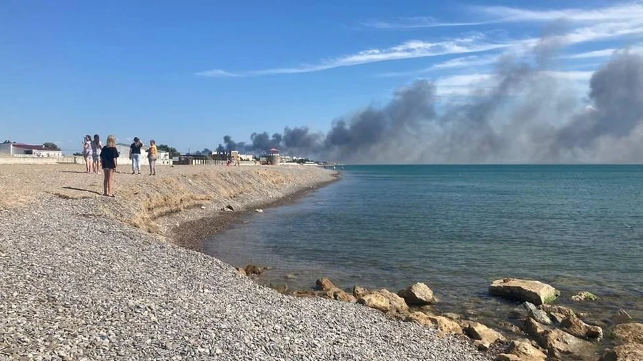 Khói từ một vụ nổ ở làng Novofedorovka thuộc Crimea.