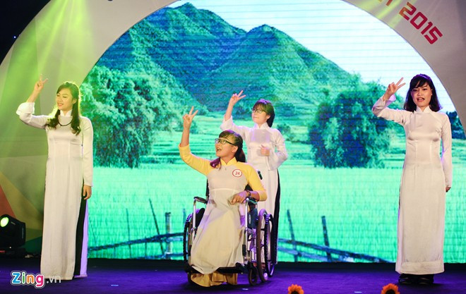 Đêm chung kết cuộc thi Vẻ đẹp Vầng trăng khuyết lần thứ hai diễn ra tối 23/12 tại một khách sạn ở Hà Nội. Đây là chương trình dành cho người khuyết tật Việt Nam với tiêu chí vẻ đẹp không phụ thuộc vào một cơ thể hoàn chỉnh. Tối qua (23-12), chung kết cuộc thi Vẻ đẹp Vầng trăng khuyết lần thứ hai đã diễn ra tại một khách sạn lớn của Hà Nội. Đây là cuộc thi dành cho người khuyết tật Việt Nam, với tiêu chí vẻ đẹp không phụ thuộc vào một cơ thể hoàn chỉnh.