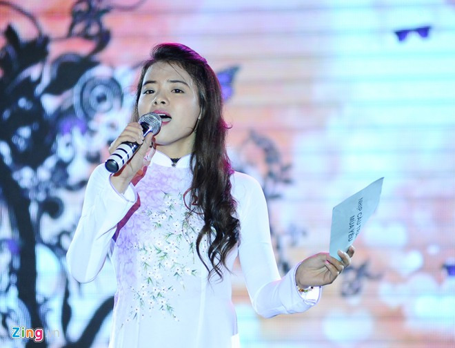 Nguyễn Thị Thanh Hoa (Nghệ An) say mê với việc viết lách từ nhỏ. Năm lớp 3 cô đã gửi bài cho các báo và hiện nay đã tốt nghiệp khoa Ngữ văn, Đại học Sư phạm Thành phố Hồ Chí Minh và trở thành một nhà thơ. Trong phần thi tài năng, Hoa đã thể hiện tiết mục kết hợp giữa MC, thơ và hát để thể hiện niềm khát khao tình yêu của những người khuyết tật. Nguyễn Thị Thanh Hoa (Nghệ An) say mê với việc viết lách từ nhỏ. Năm lớp 3 cô đã gửi bài cho các báo và hiện nay đã tốt nghiệp Khoa Ngữ văn, trường Đại học Sư phạm Thành phố Hồ Chí Minh và trở thành một nhà thơ. Trong phần thi tài năng, Hoa đã thể hiện tiết mục kết hợp giữa MC, thơ và hát để thể hiện niềm khát khao tình yêu của những người khuyết tật.