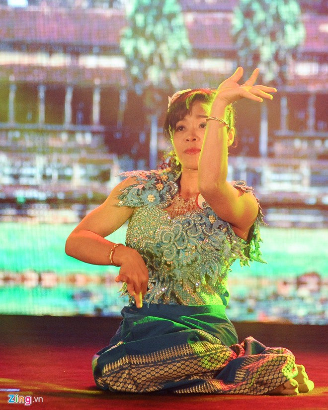 Thạch Phương Lynh (Sóc Trăng) sinh ra bình thường như bao bạn khác. Năm 3 tuổi, sau một trận sốt, gia đình không để ý rồi chân Lynh yếu dần và bại liệt. Từ thời học cấp 3 đến khi là sinh viên đại học, Lynh thèm được mặc áo dài nhưng không dám. Lý do là phải nhờ mọi người chở nên cô sợ lùng bùng, vướng víu. Nhưng trong đêm chung kết, cô giáo sinh năm 1986 đã được mặc váy Khmer và thể hiện điệu múa bằng đôi tay của mình. Thạch Phương Lynh (Sóc Trăng) sinh ra bình thường như bao bạn khác. Nhưng năm 3 tuổi, sau một trận sốt, gia đình không để ý nên chan Lynh yếu dần và trở nên bại liệt. Cấp 3, thời sinh viên Lynh thèm được mặc áo dài lắm nhưng không dám vì thường phải nhờ mọi người chở nên cô sợ nếu lườm xườm, vướng víu mọi người sẽ không chở giúp đi học nữa. Nhưng trong ngày hôm nay, cô giáo sinh năm 1986 đã được mặc váy Khơ me và thể hiện điệu múa bằng đôi tay của mình.