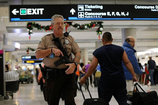 Một tuần tra viên sân bay quốc tế Miami. (Ảnh: Gettyimages)