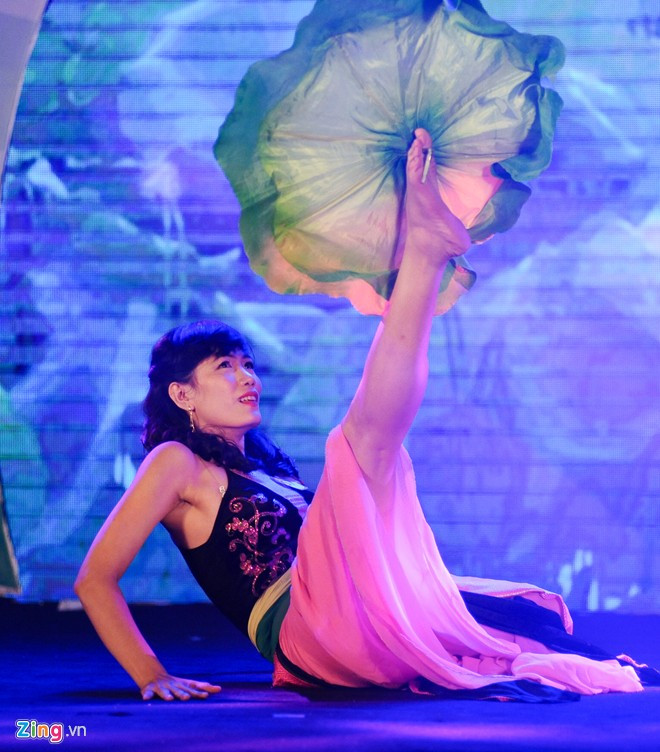 Tại phần thi tài năng, nhiều tiết mục độc đáo đã được các cô gái thể hiện hấp dẫn với những câu chuyện cảm động. Cô giáo Nguyễn Thị Minh Tâm (Đồng Tháp) trong một lần đi dạy học ở vùng sâu, vùng xa đã bị tai nạn cướp mất đi một chân. Sau đó, Tâm vẫn quyết tâm theo nghề gieo chữ. Không những có thể đứng lớp mỗi ngày, cô giáo trẻ còn có thể biểu diễn múa sen uyển chuyển. Phần thi tài năng đã chứng kiến những tiết mục độc đáo và những câu chuyện cảm động của các thí sinh khuyết tật. Cô giáo Nguyễn Thị Minh Tâm (Đồng Tháp) trong một lần đi dạy học ở vùng sâu, vùng xa đã bị tai nạn cướp mất đi một chân. Nhưng Minh Tâm vẫn quyết tâm theo nghề gieo chữ. Không những có thể đứng lớp mỗi ngày, cô giáo trẻ còn có thể biểu diễn múa sen vô cùng uyển chuyển.