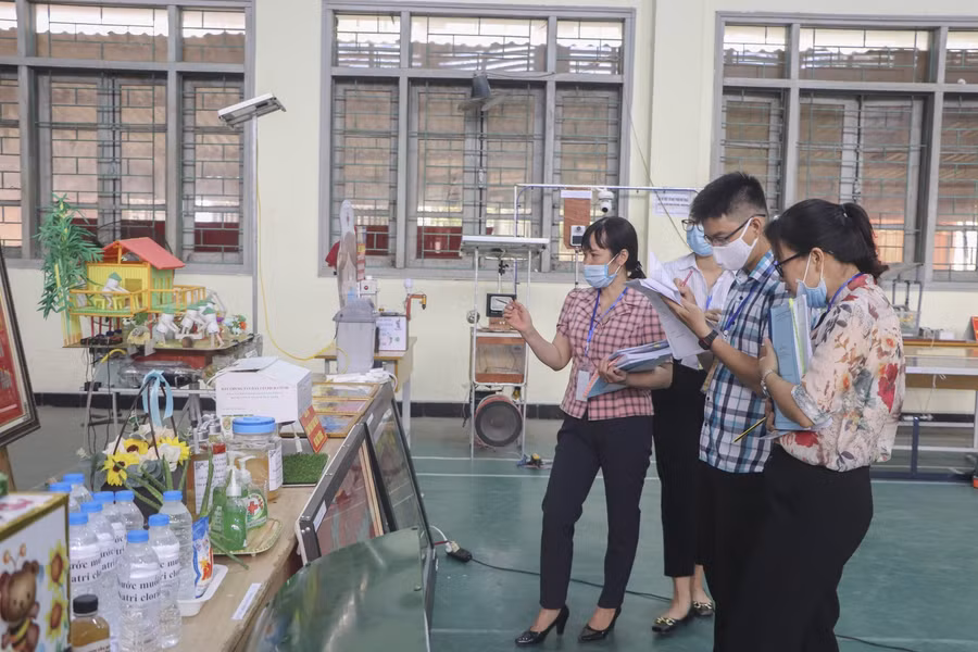 Nhiều sản phẩm phục vụ công tác phòng chống dịch Covid-19 thu hút sự quan tâm.