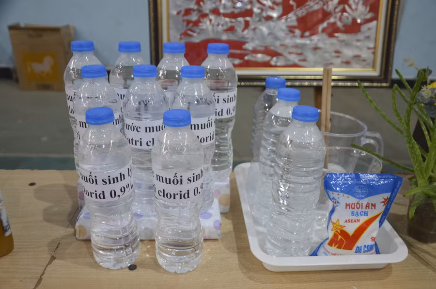 Nước sát khuẩn họng được pha chế từ muối ăn.