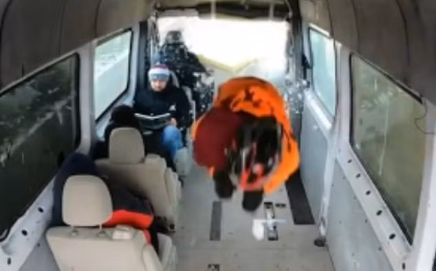 Video: Người đàn ông lao như viên đạn xuyên qua ô tô đang chạy tốc độ cao ảnh 2