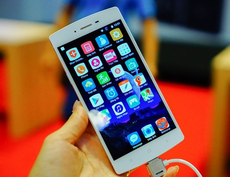 Bphone sở hữu cấu hình không quá nổi bật so với nhiều smartphone cao cấp ra mắt gần đây