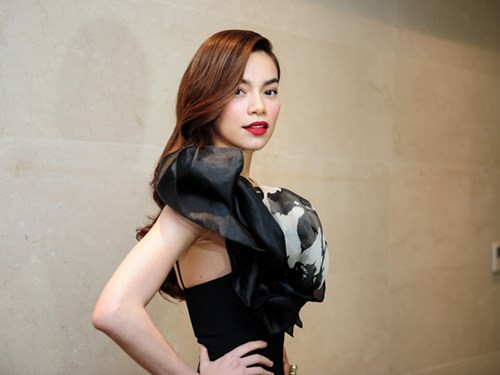 Hồ Ngọc Hà từ chối nói về đời tư trong họp báo