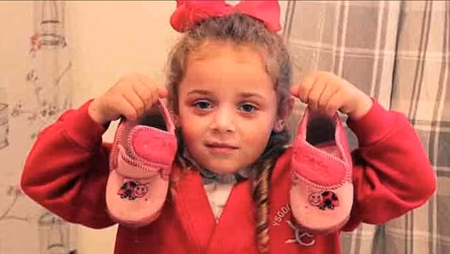 Một học sinh của trường Ysgol Emmanuel chuẩn bị dép để đi học